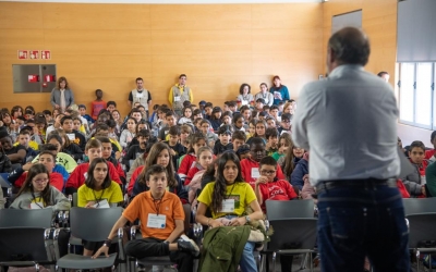 L'auditori de Cal Balsach, amb els alumnes dels 8 centres/ Roger Benet